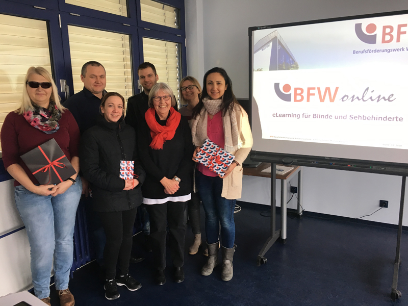 Foto der Preisträger und Gewinner mit Teamleiterin Silvia Schlagmüller und
den TeleCoaches Ernst Heßdörfer und Monika Weigand, es fehlt Tobias Erlwein Foto der Preisträger und Gewinner mit Teamleiterin Silvia Schlagmüller und
den TeleCoaches Ernst Heßdörfer und Monika Weigand, es fehlt Tobias Erlwein