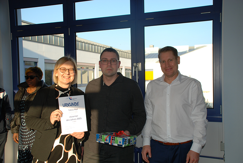 Stv. Abteilungsleiterin Silvia Schlagmüller, eLearner des Jahres Tobias Pleil, Abteilungsleiter Thomas Schmitt Stv. Abteilungsleiterin Silvia Schlagmüller, eLearner des Jahres Tobias Pleil, Abteilungsleiter Thomas Schmitt