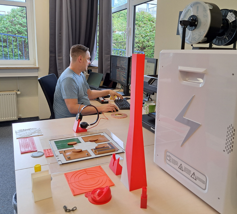 Ausbilder Marcel Bulla am 3D-Drucker Ausbilder Marcel Bulla am 3D-Drucker