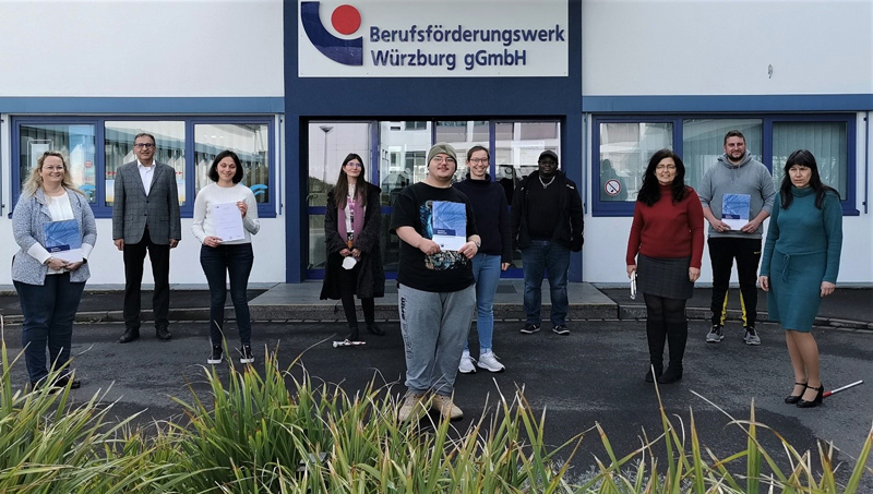 Christine Haupt-Kreutzer (Teamleitung Ausbildung im BFW) und Stefan Göbel (IHK-Bereichsleiter) gratulieren zusammen mit Geschäfts-führerin Judith Faltl die ersten erfolgreichen Absolventen Christine Haupt-Kreutzer (Teamleitung Ausbildung im BFW) und Stefan Göbel (IHK-Bereichsleiter) gratulieren zusammen mit Geschäfts-führerin Judith Faltl die ersten erfolgreichen Absolventen