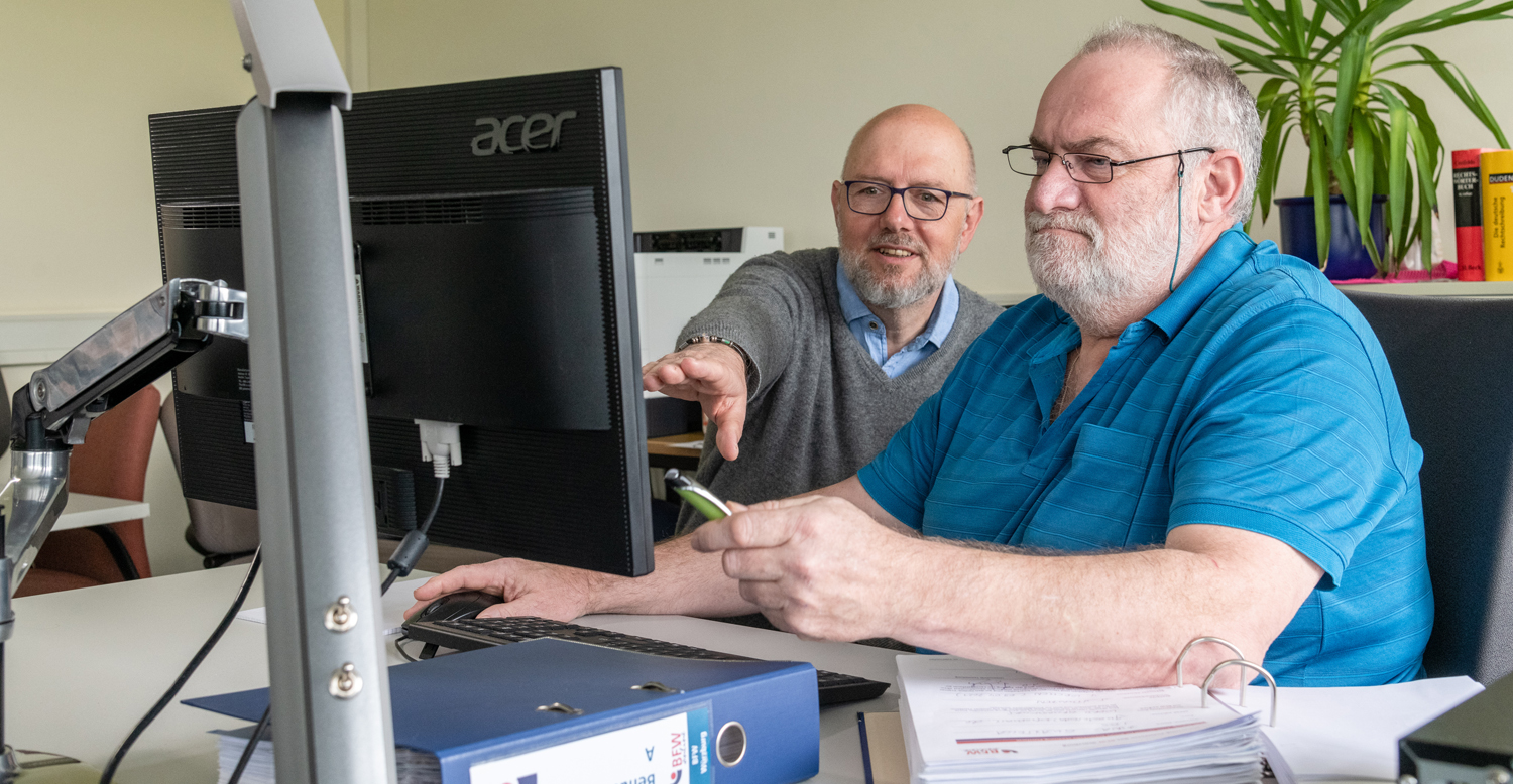 Foto Teilnehmer und Trainer am PC