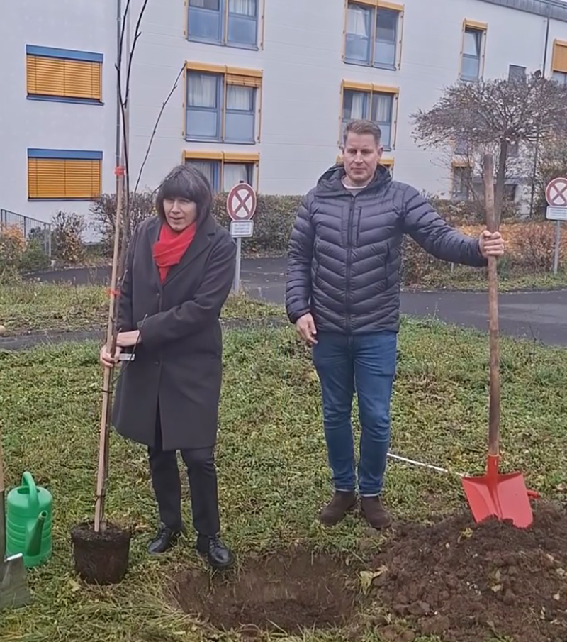 Foto Judith Faltl und Thomas Schmitt beim Baumpflanzen