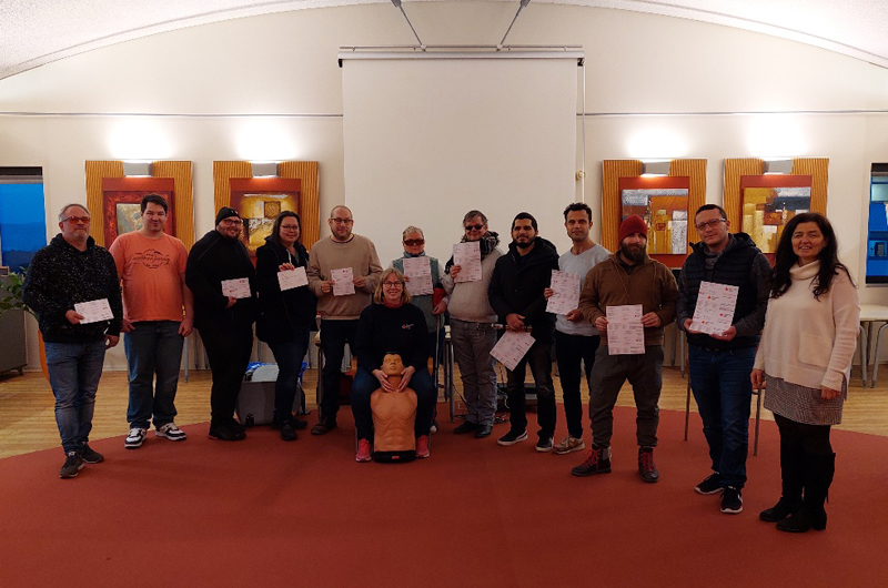 Die TeilnehmerInnen am Ersthelfer-Kurs mit Teamleiterin Christine Haupt-Kreutzer präsentieren stolz ihre Zertifikate. Die TeilnehmerInnen am Ersthelfer-Kurs mit Teamleiterin Christine Haupt-Kreutzer präsentieren stolz ihre Zertifikate.