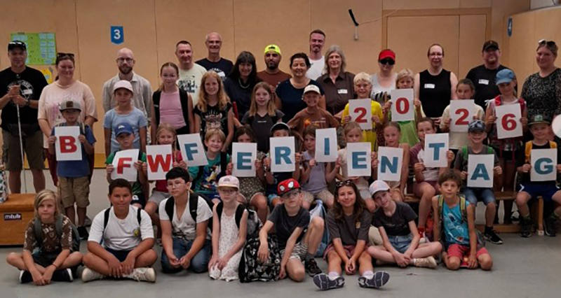 Gruppenfoto der Besucherkinder mit Mitarbeitenden und Teilnehmenden des BFW Gruppenfoto der Besucherkinder mit Mitarbeitenden und Teilnehmenden des BFW