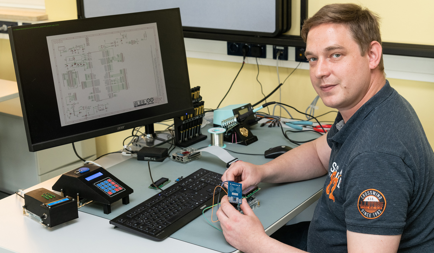 Foto Teilnehmer Bei der Arbeit mit einem Mikrocontroller