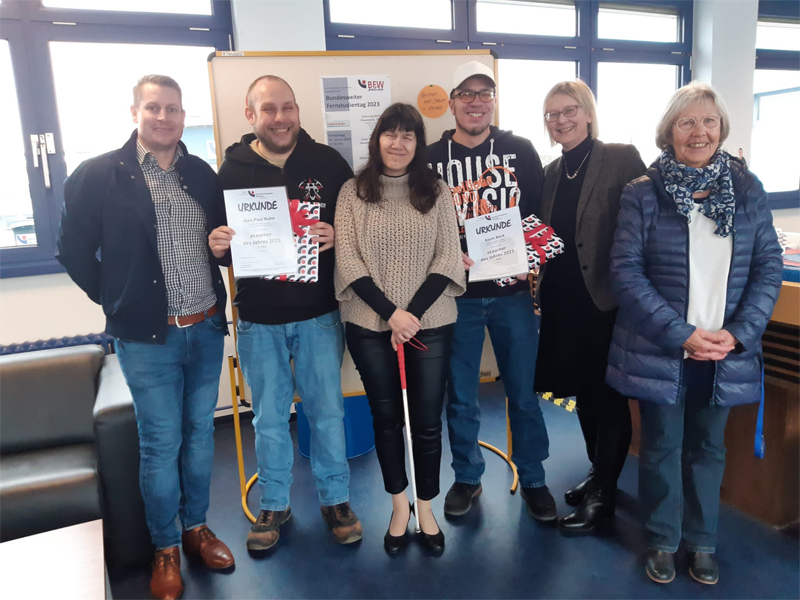 Die eLearner des Jahres mit Ausbildungsletier Thomas Schmitt, Geeschäftsführerin Judith Faltl, Teamleiterin Silvia Schlagmüller und TeleCoach Monika Weigand Die eLearner des Jahres mit Ausbildungsletier Thomas Schmitt, Geeschäftsführerin Judith Faltl, Teamleiterin Silvia Schlagmüller und TeleCoach Monika Weigand