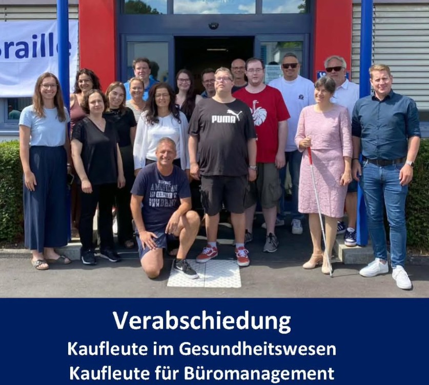 Gruppenfoto der erfolgreichen Absolvent*innen mit ihren Aubilder*innen Gruppenfoto der erfolgreichen Absolvent*innen mit ihren Aubilder*innen