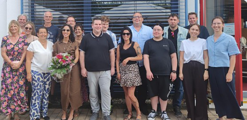 Foto der erfolgreichen Absolvent*innen mit ihren Ausbildern Foto der erfolgreichen Absolvent*innen mit ihren Ausbildern