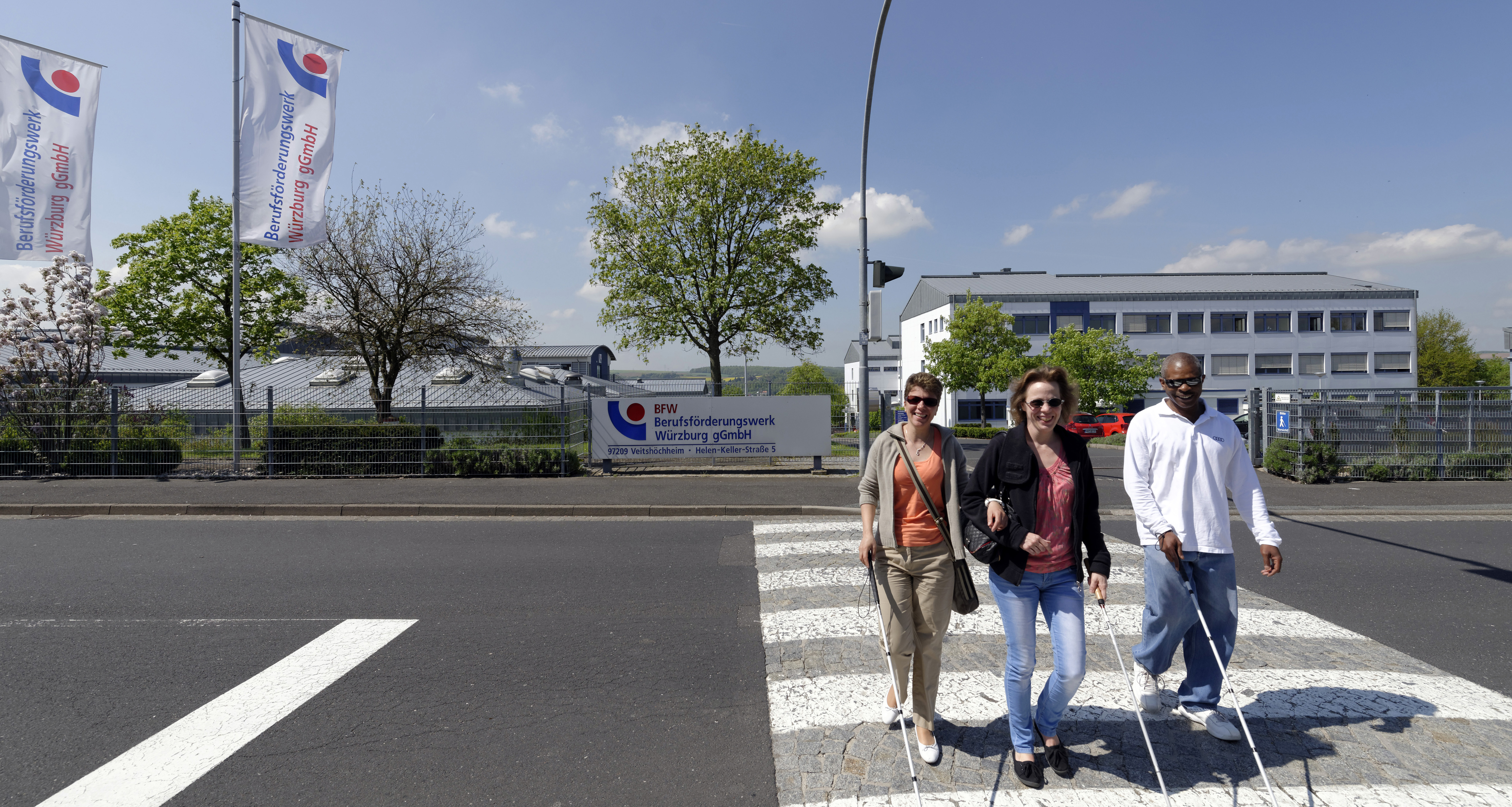 Foto drei Teilnehmer*innen vor dem BFW-Gelände