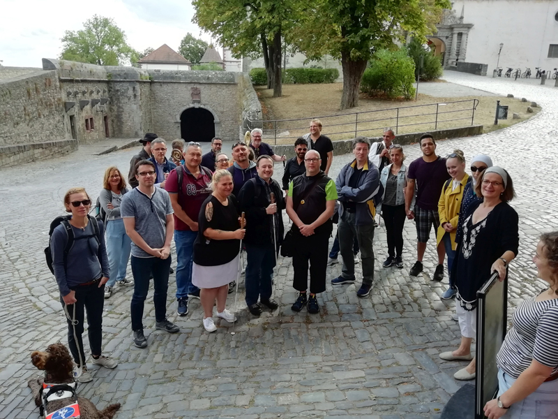 Foto der Teilnehmergruppe vor dem Museumseingang Foto der Teilnehmergruppe vor dem Museumseingang