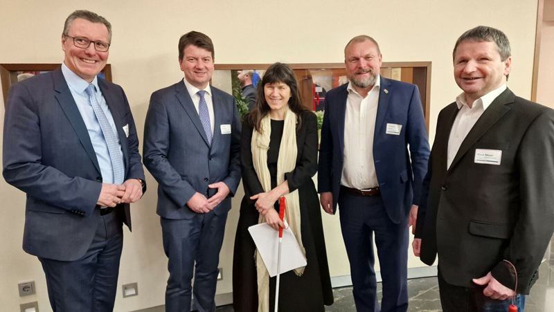 Veitshöchheims Bürgermeister Jürgen Götz, Bayerns Innenstaatssekretär Sandro Kirchner, BFW-Geschäftsführerin Judith Faltl, Landrat Thomas Eberth und Aufsichtsratskvorsitzender Klaus Meyer v.l. Veitshöchheims Bürgermeister Jürgen Götz, Bayerns Innenstaatssekretär Sandro Kirchner, BFW-Geschäftsführerin Judith Faltl, Landrat Thomas Eberth und Aufsichtsratskvorsitzender Klaus Meyer