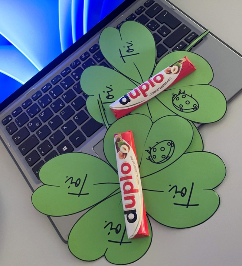 Notebook, auf dem zwei Duplo und ein Blatt mit guten Wünschen für die Prüfung liegen