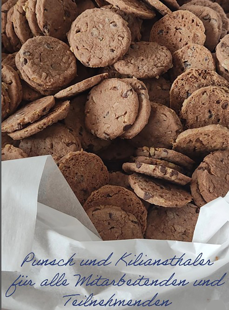 Schale mit Keksen und der Aufschrift 'Punsch und Kilianstaler für alle'
