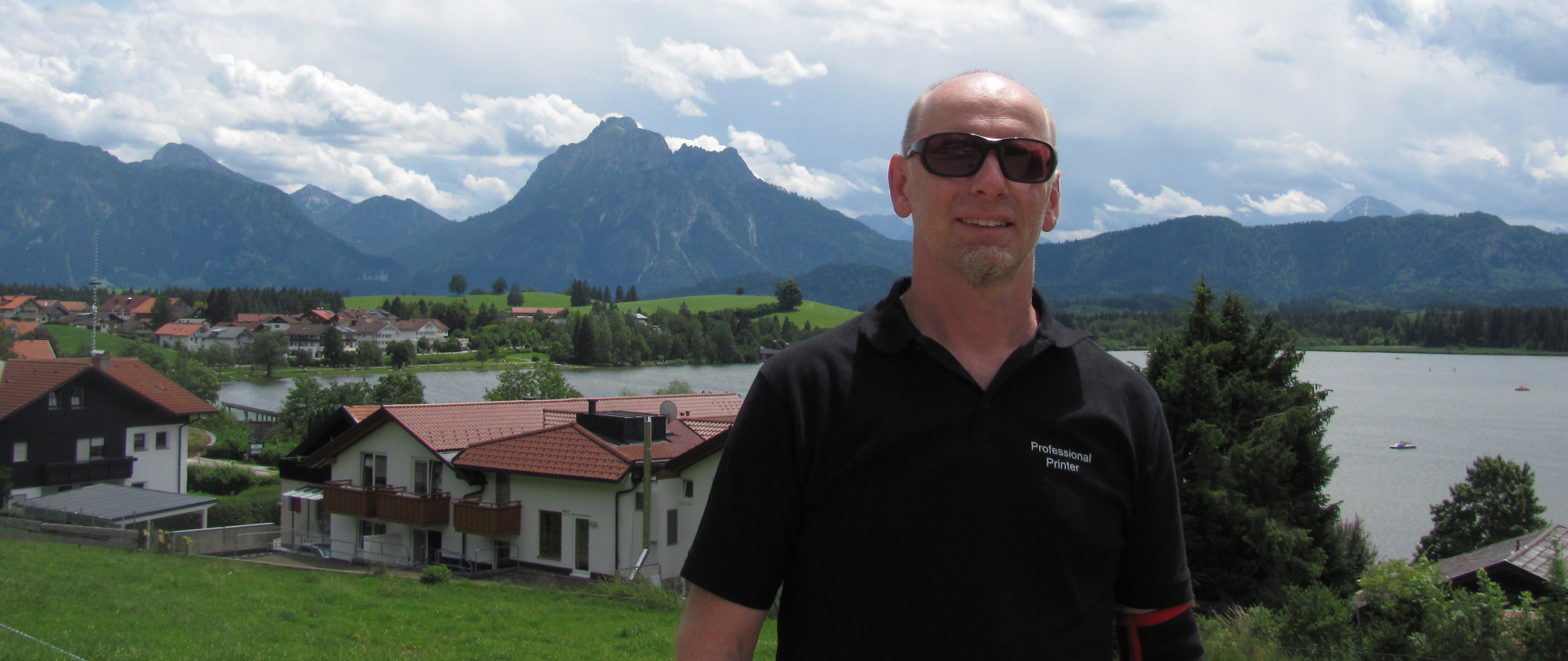 Foto Andreas von Redwitz vor einem Alpenpanorama