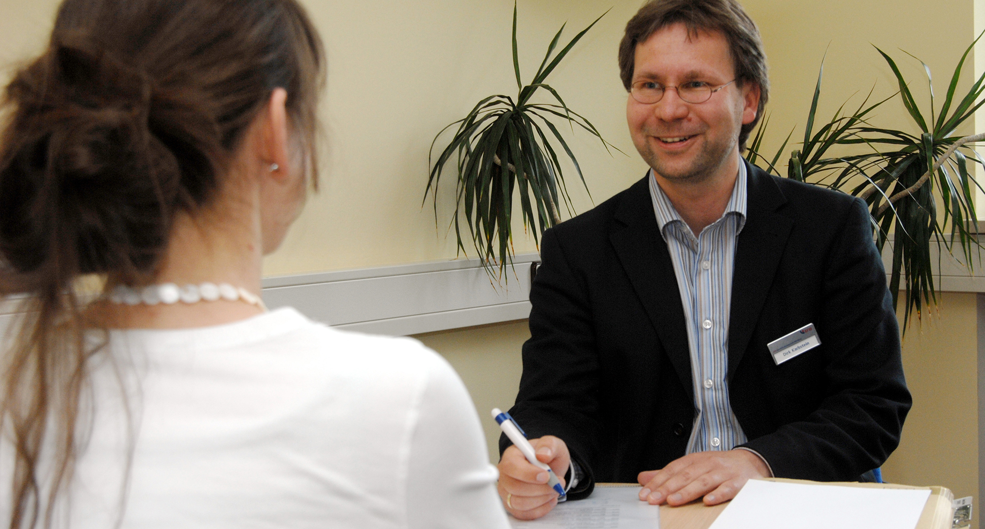 Teilnehmerin im Gespräch mit einem Psychotherapeuten Teilnehmerin im Gespräch mit einem Psychotherapeuten