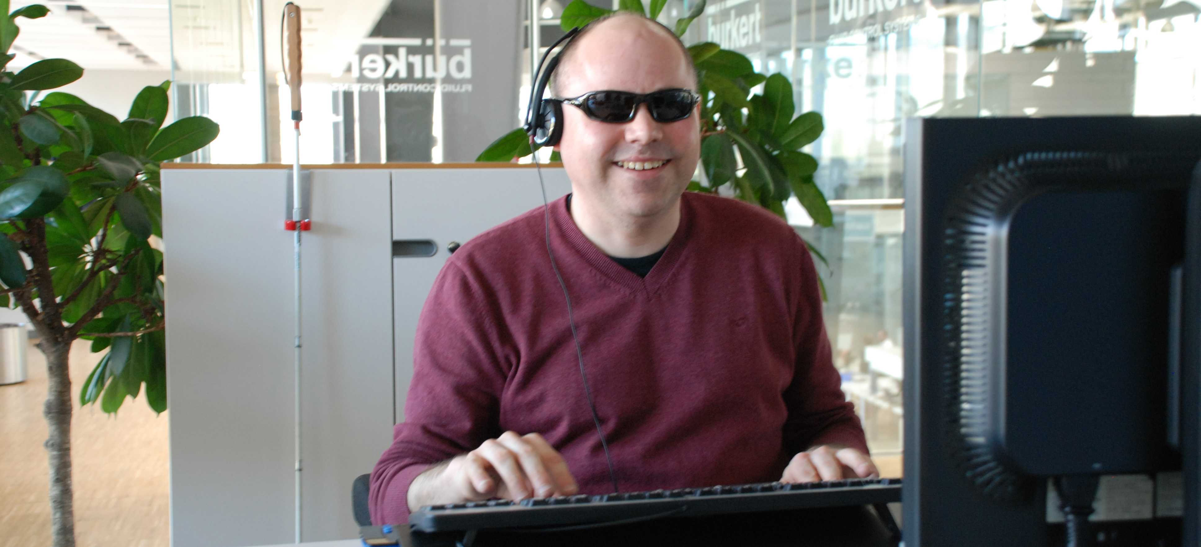 Blinder BFW-Absolvent am PC-Arbeitsplatz Blinder BFW-Absolvent am PC-Arbeitsplatz