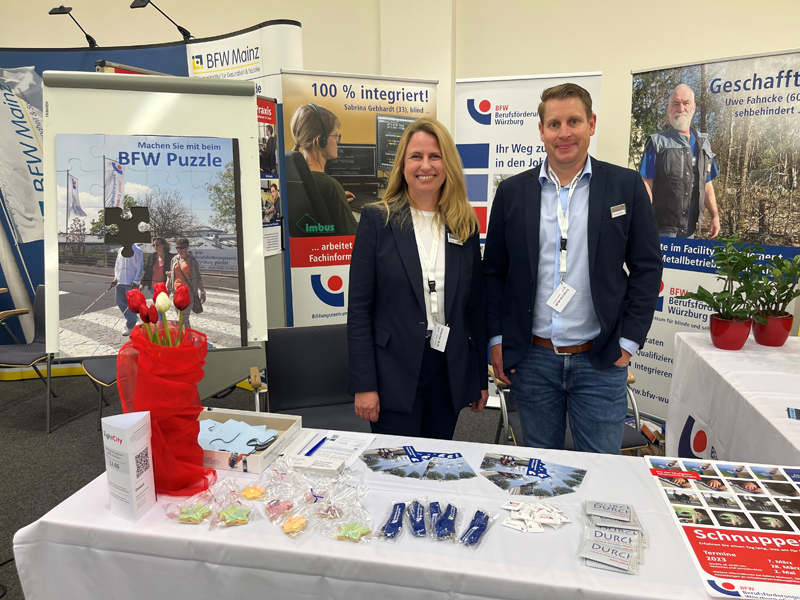 Foto Abteilungsleiter Thomas Schmitt und Teamleiterin Dorothea Ackermann am Messestand des BFW Foto Abteilungsleiter Thomas Schmitt und Teamleiterin Dorothea Ackermann am Messestand des BFW