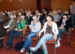 Teilnehmer eines Workshops bei der Selbsterfahrung mit Simulationsbrillen Teilnehmer eines Workshops bei der Selbsterfahrung mit Simulationsbrillen