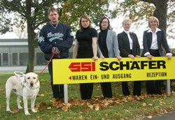 Foto der drei blinden bzw. sehbehinderten SSI-Mitarbeiter mit Ramona Vian und Elsbeth Hamberger