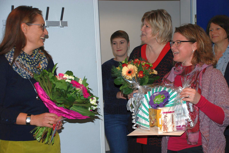 Katharina Weidenbach, die lachend bereits einen Blumenstrauß in Händen hält, bekommt von Carina Jacob und Susann Beck-Lindenthal weitere Blumensträuße und Geschenke überreicht Katharina Weidenbach, die lachend bereits einen Blumenstrauß in Händen hält, bekommt von Carina Jacob und Susann Beck-Lindenthal weitere Blumensträuße und Geschenke überreicht